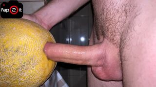 Ein Kerl, der auf seinem Kopf mit einer saftigen Melone zum Creampie wächst