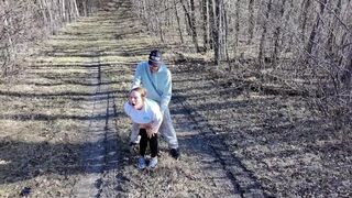 Wandern mit Drohne und schmutziger Dusche nach