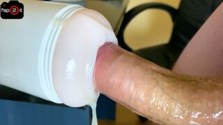 Großer Schwanz-Typ stöhnt und stöhnt über einen engen Flush, bis er einen starken Kick bekommt