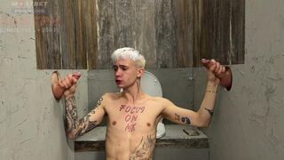 42: der kerl hat nicht erwartet, dass sein mund und arsch durch diese wc löcher gebohrt werden