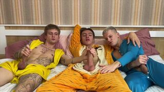 Hot fuck von ein schlummer party zwischen Jungs