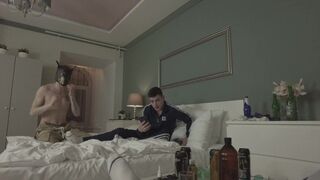Reifer Mann schüttelt zwei süße Jungs auf der Party
