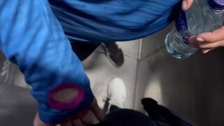 Gym Verführung: heiße Massage in der Toilette