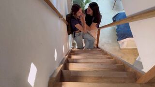 Die Freundin meiner Teenager-Tochter leckt heimlich Muschi auf der Treppe