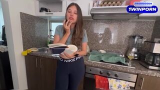 Meine aufgeregte blonde Nachbarin fragt sie nach einem Massagevideo für ihren Liebhaber
