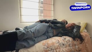 Zwei scheiß Lesben ficken in Ledermäntel und Stiefel