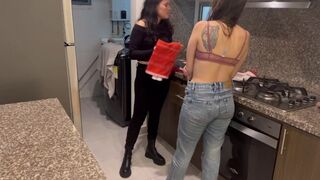 Babysitter beginnt eine sexuelle Überstunden, während mein Mann im Zimmer ist