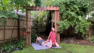 Stille Versuchung im Garten, versucht meine Moans zu unterdrücken