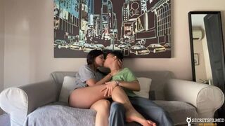 Meine Stiefschwester und ich wachten allein zu Hause auf und fickten sie im Wohnzimmer