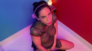 Lana Cohen milf ficken sich mit ein dildo während tragen ein ass plug