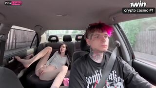 Wild taxi: Passagier masturbiert wild und heiß fick im auto