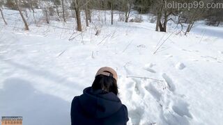Asiatische Fitness Mädchen hart gefickt in der Kälte bei -20 ° C