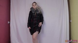 Mädchen verführerischer Tanz in einem dicken Mantel