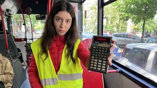Der Busfahrer fing die Tricks Passagiere und fickte ihn mit seinem Geschmack in der cumshot