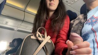 Riskantes Flugzeug, das vor einem Haus saugt - öffentliche Schwanzfreigabe