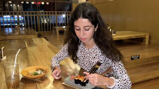 Ich genoss sein Gesicht im Keller eines Mädchens, esse mit einem süßen Gesicht auf Sushi Gouges