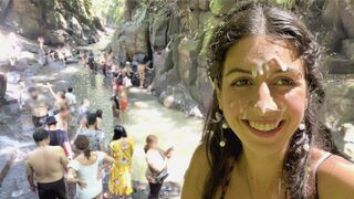 Falten auf dem Gesicht der Teenager Schönheit in der öffentlichen Schließfach-Raum, dann Sperma Spaziergänge durch den Wasserfall