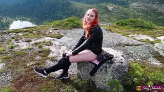 Teenage rote Mädchen masturbieren in den Bergen zu Orgie