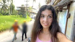 Süße Teenager-Mädchen leckt ihren Hamburger auf ihr Gesicht, während sie Sperma auf ihr Gesicht drückt, während sie in einer öffentlichen Küche ist