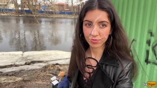 Spermafresh Mädchen geht im Park mit heißem Spatter auf ihrem Gesicht