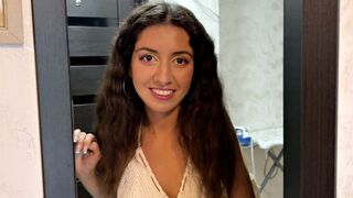 Der Nachbar Teen brach in mein Haus, nahm ihre Höschen und bot mir eine heiße Muschi
