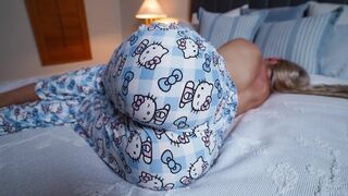 Die Mostoha-Mutter weckt wegen ihres steifen Schwanzes auf, hilft ihrem Sohn, es schnell zu genießen