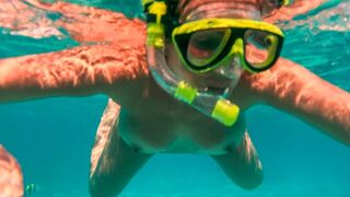 Nackte Schwimmabenteuer am öffentlichen Strand - schauen Sie sich meine heißen Abenteuer an!