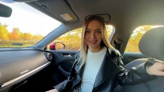 Ich habe ein verlorenes blondes Teenager-Mädchen kennengelernt und sie für ihre saugende Hilfe gefickt