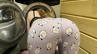 Sexy Mädchen wird in der Waschmaschine stecken und bekommt ihren Schwanz anny Walker