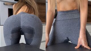 Teenage Mädchen reiben sich wild am Tisch, während ihre Leggings sind voll von spritzen