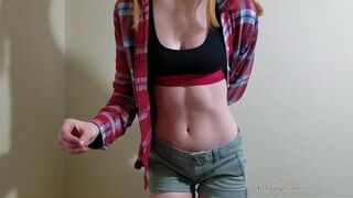 Thirty-minute Folter Spaß Spiel mit einem roten Teenager-Mädchen