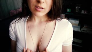 Teenage amateur schwarz-haarige Mädchen mit großen Titten asmr entspannen fick