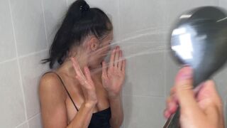 Heißer Mitbewohner unter der kalten Dusche nach der Party