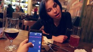 Ich habe den Vibrator meiner Stiefschwester an der Bar gebrochen, um sie zu weinen