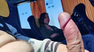 Alien Teenager saugt den Kerl auf dem Bus