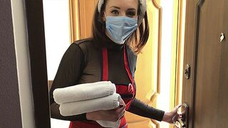 Die Magd kehrt mit ihren großen Brüsten ins alte Hotel zurück