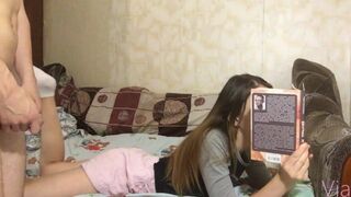 Er wartete, bis er das Buch niederlegte und fickte sie - Via Hub