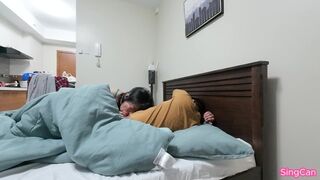 Sie weckt asiatische Milfs und ihr Freund fickt unter der Decke 2024!