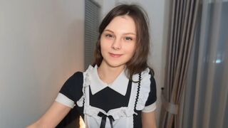 Hübsche Mädchen wird hart nach der Reinigung gefickt und bekommt ihr Gesicht gebunden nach oben