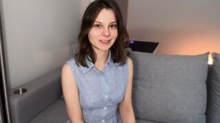 Entziert von Pornos: erstes Casting mit einem niedlichen 19-jährigen Amateur