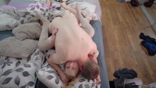 Mia macht Liebe und bekommt einen schönen Geschmack in neuen Strümpfen