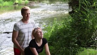 Blond teen pussy und mund bedeckt in schöner natur