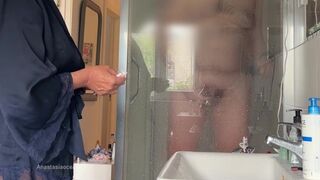 Mein Mann hat mich in der Dusche erwischt und seinen Schwanz auf mich geschlagen