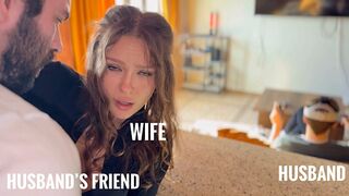 Frau betrügt ihren Mann mit ihrem besten Freund während des Spielens in einem Vr Helm