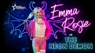Der Neon-Dämon fleht nach einem Schwanz mit seinen großen grünen Augen