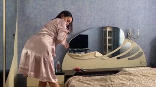 Heiße milf stiefmutter in einer seide robe springt auf sie schwanz und schießt sich
