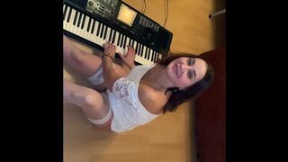 Hot milf tumanova spielt Klavier und lutscht Schwanz wild