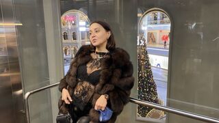 Gefährlicher Blowjob auf der Straße und in der Männerwc des Einkaufszentrums - in der Öffentlichkeit!