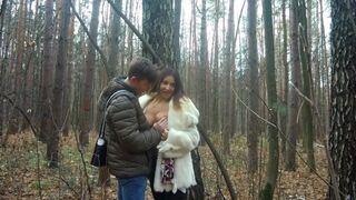 Heiße Milfs locken im Herbst Wald und schießen ihre Mund ab