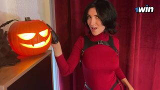 An Halloween Nacht hat Ada vergessen, Höschen zu tragen und wird hart gefickt